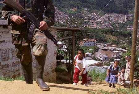 Боец полувоенных формирований патрулирует окрестности 
близ въезда в Медельин, 3 мая 2002, Колумбия. Фото и 
аннотация: Рикардо Масалан, агентство Ассошиэйтед Пресс. 
