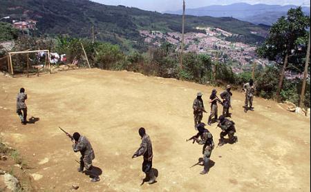 Бойцы полувоенных формирований обучаются на футбольном 
поле  близ въезда в Медельин, 3 мая 2002, Колумбия. 
Фото и аннотация: Рикардо Масалан, агентство Ассошиэйтед 
Пресс
