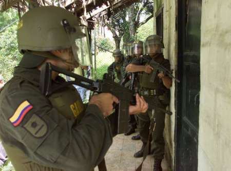 Члены противопохитительного полицейского подразделения 
''Гаула'' обучаются близ Медельина, 9 мая 2002. 
Колумбия, охваченная 38-летней партизанской войной, 
является столицей похитительского мира с примерно 
3.000 лиц, похищенных в 2001, включая 49 иностранцев. 
Фото и аннотация: Даниэль Муньос, агентство 
Рейтер.
