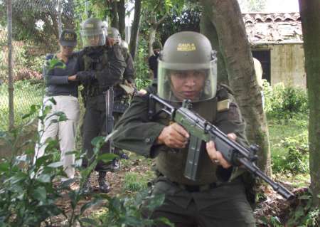 Члены противопохитительного полицейского подразделения 
''Гаула'' освобождают гражданское лицо в ходе обучения близ Медельина, 9 мая 2002. 
Фото и аннотация: Даниэль Муньос, агентство 
Рейтер.
