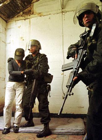 Члены элитного противопохитительного полицейского подразделения 
''Гаула'' отрабатывают упражнение по спасению жертвы похищения близ Медельина, 9 мая 2002. 
Фото и аннотация: Луис Бенавидес, агентство 
Ассошиэйтед Пресс.
