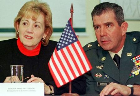Американский посол в Колумбии Энн Паттерсон и 
Армейский генерал Марио Монтойя были замечены в ходе 
встречи в Медельине, приблизительно в 155 милях к 
северо-западу от Боготы, в четверг, 2 мая 2002, в Колумбии. 
Паттерсон объявила, что 62 миллиона долларов военной 
помощи были разморожены на этой неделе после заявления 
Государственного Департамента США о том, что 
колумбийские военные достигли успехов в области прав 
человека. Помощь США была оговорена тем же 
заявлением.
Фото и аннотация: Луис Бенавидес, агентство 
Ассошиэйтед Пресс.
