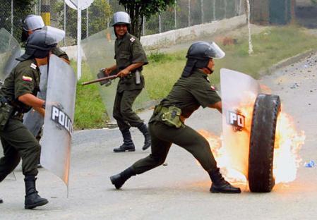 Полиция ведет бой предположительно против городской милиции левых 
повстанцев Революционных Вооруженных Сил Колумбии, или FARC, 
в Медельине, Колумбия, во вторник, 21 мая 2002 г. 
Фото и аннотация: Луис Бенавидес, агентство Ассошиэйтед Пресс. 
