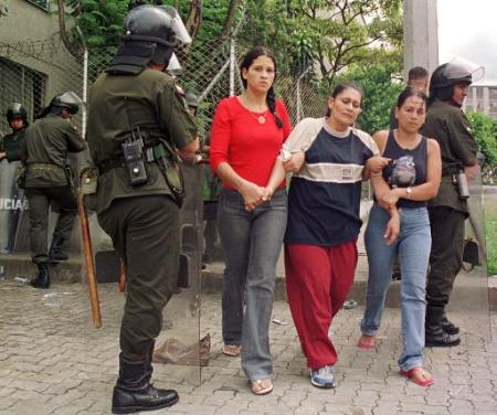 Граждане проходят через полицейские линии, спасаясь от боя между 
Колумбийскими силами безопасности и предположительно городской милицией 
левых повстанцев Революционных Вооруженных Сил Колумбии, или FARC, во 
вторник, 21 мая 2002, в Медельине. Фото и аннотация: Луис Бенавидес, 
агентство Ассошиэйтед Пресс.
