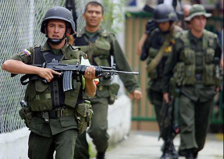 Полицейские специальные силы прибывают, чтобы сразиться  предположительно 
с городской милицией левых повстанцев Революционных Вооруженных Сил 
Колумбии, или FARC, во вторник, 21 мая 2002, в Медельине. 
Фото и аннотация: Луис Бенавидес, агентство Ассошиэйтед Пресс. 
