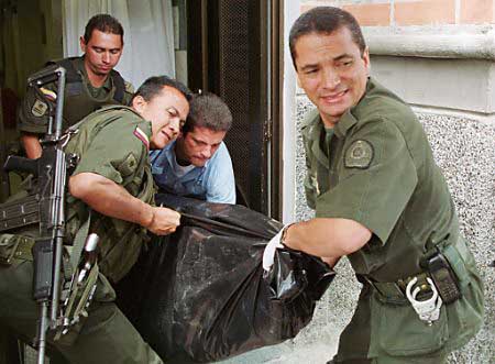 Как заявили колумбийские власти 2 июня 2002 г., по крайней мере 49 человек, 
включая семерых детей, были убиты, в результате насилия, в которое вовлечены 
левые партизаны, крайне правые неконституционные военизированные 
формирования и солдаты в Колумбии. Колумбийские полицейские выносят тело 
человека, убитого в ходе столкновения между полицией, повстанческой милицией 
и бойцами полувоенных формирований в народном квартале Медельина, 30 мая. 
Фото и аннотация: Альбейро Лопера, агентство Рейтер.  
