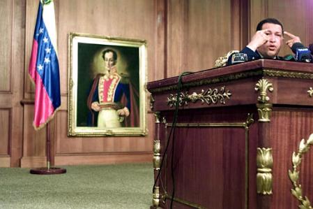Президент Уго Чавес обращается к нации перед портретом 
венесуэльского героя борьбы за независимость Симона Боливара
в ходе пресс-конференции в Президентском Дворце Мирафлорес в Каракасе, Венесуэла, в понедельник, 15 апреля 2002 г. 
Чавес был изгнан и арестован в начале минувшей пятницы его высшими военными командующими после того, как бандиты открыли огонь по  толпе, состоявшей из по меньшей мере 150.000 человек, шедших ко дворцу, чтобы требовать его отставку. Он был возвращен к власти лишь двумя днями позже после того, как верные присяге военные офицеры, десятки тысяч мирно восставших венесуэльсцев собрались у президентского дворца, чтобы потребовать возвращения Чавеса. 
Фото и аннотация: Дарио Лопес-Мильс, агентство Ассошиэйтед Пресс, 15 апреля 2002 г.