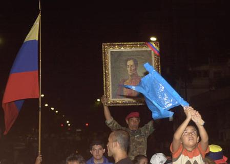 Сторонники Венесуэльского президента Уго Чавеса размахивают венесуэльским флагом
и портретом национального героя Симона Боливара, так как они слушают Чавеса в ходе 
национального радиообращения в минувший вторник, 9 апреля 2002  г. из 
Президентского Дворца Мирафлорес, в Каракасе, Венесуэла. Фото и аннотация: Хесус 
Очоа, агентство Ассошиэйтед Пресс; 09 апреля 2002 г.