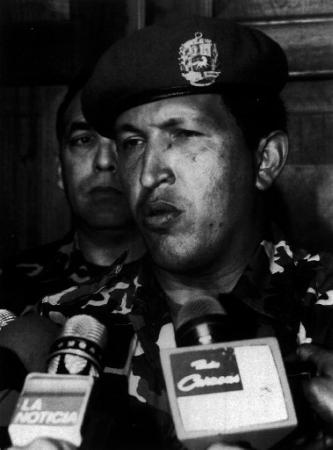 Архив. Лидер будущей Воливарийской Революции - 2000, офицер Уго Чавес, беседует с 
репортерами в Министерстве обороны после того, как он сдался отрядам, лояльным к 
правительству Карлоса Андреса Переса, в Каракасе, Венесуэла, в тот день, 4 февраля 
1992 г., запечатленный на архивном снимке. Чавес получил президентство Венесуэлы в 
1999 г., поклявшись уничтожить коррупцию и бедность, которые угнетают 80 процентов 
из 24 миллионов жителей Венесуэлы. Он был изгнан в  пятницу, 12 апреля 2002, в 
возраст 47 лет.  Аннотация: Али Гомес, агентство Ассошиэйтед Пресс, архив.