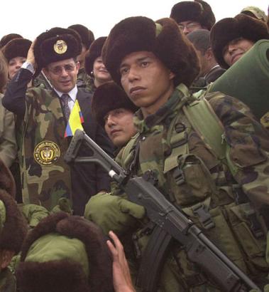 Колумбийский Президент Альваро Урибе, слева вверху, в шапке-ушанке, позирует с солдатами в ходе военной церемонии нового армейского высокогорного батальона в Фарральонес, в горах, окружающих Кали, в 180 миль к юго-западу от Боготы, Колумбия, в понедельник, 5 мая, 2003 г. Новый батальон будет иметь 1 200 бойцов, которые попытаются бороться с влиянием повстанцев в департаменте. Фото и аннотация: Освальдо Паэс, агентство Ассошиэйтед Пресс; понедельник, 05 мая 2003 г., 19 ч. 41 мин. всемирного времени.