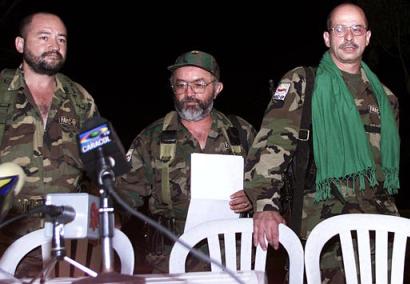 На архивной фотографии лица, ведущие переговоры от имени Революционных Вооруженных Сил Колумбии (FARC), слева направо, команданте Карлос Антонио Лосадо, команданте Рауль Рейес и команданте Симон Тринидад, обращаются к прессе в Лос-Пососе, в южной Колумбии 10 января 2002 г. Как сообщила тайная полиция Колумбии, эквадорские власти, в субботу, 3 января 2004 г., захватили Тринидада, одного из семи важнейших командующих главной повстанческой армии Колумбии, наиболее высокопоставленного повстанца, захваченного почти за четыре десятилетия гражданской войны.  Фото и аннотация: Скотт Дэлтон, агентство Ассошиэйтед Пресс, суббота 03 января 2004 г., 11 ч. 45 мин. всемирного времени
