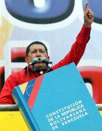 Венесуэльский Президент Уго Чавес говорит со своими сторонниками в ходе сходки в Каракасе 16 мая 2004 г. Десятки тысяч сторонников Чавеса вышли на улицы в воскресенье, чтобы протестоват против того, что было охарактеризовано как ''иностранное вмешательство'' в Венесуэле. Чавес на прошлой неделе осудил заговор оппозиции по его убийству, поддержанный его врагами в Колумбии и Майами, обвинение, которое его противники отвергают. Фото и аннотация: агентство Рейтер со ссылкой на Эйч-Оу - дворец Мирафлорес, воскресенье 16 мая, 17 ч. 55 мин. всемирного времени