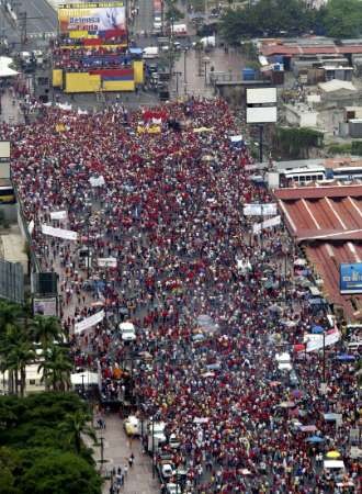 Сторонники венесуэльского Президента Уго Чавеса стекаются к месту сходки в Каракасе 16 мая 2004 г. Десятки тысяч сторонников Чавеса вышли на улицы в воскресенье, чтобы протестоват против того, что было охарактеризовано как ''иностранное вмешательство'' в Венесуэле. Чавес на прошлой неделе осудил заговор оппозиции по его убийству, поддержанный его врагами в Колумбии и Майами, обвинение, которое его противники отвергают. Фото и аннотация: Говард Янес, агентство Рейтер, воскресенье 16 мая, 17 ч. 35 мин. всемирного времени