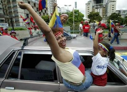 Сторонник венесуэльского Президента Уго Чавеса приветствует его в ходе марта в Каракасе 14 мая 2004 г. Десятки тысяч сторонников Чавеса вышли на улицы в воскресенье, чтобы протестоват против того, что было охарактеризовано как ''иностранное вмешательство'' в Венесуэле. Чавес на прошлой неделе осудил заговор оппозиции по его убийству, поддержанный его врагами в Колумбии и Майами, обвинение, которое его противники отвергают. Фото и аннотация: Хорхе Сильва, агентство Рейтер, воскресенье 16 мая, 14 ч. 45 мин. всемирного времени.