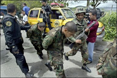 Венесуэльские солдаты охраняют предполагаемых руководителей колумбийских полувоенных, которые, как утверждается, составили ядро заговорщиков, чтобы присоединиться к венесуэльским диссидентам с предложением о свержении Президента Уго Чавеса. Во вторник полиция искала собственность Венесуэлы, принадлежащую ведущим фигурам оппозиции, устанавливая свидетельства, связывающие их с предполагаемым заговором. Фото и аннотация: агентство Франс Пресс, архив, среда 12 мая 2004 г., 1 ч. 45 мин. всемирного времени