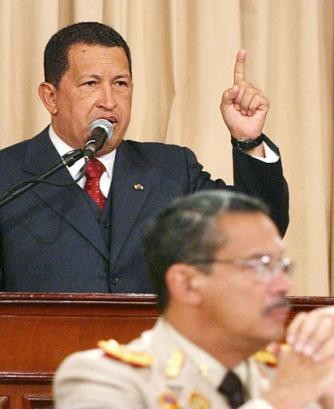 Президент Венесуэлы Уго Чавес выступает в Национальном Совете Обороны в Каракасе, Венесуэла, в сред, 12 мая 2004 г. Чавес в среду обвинил генерала североамериканской армии Джеймса Хилла, командующего североамериканскими вооруженными силами в Латинской Америке, в информированности о предполагаемом заговоре, совершаемом колумбийским полувоенными формированиями с целью свержения его правительства. Фото и аннотация: Марсело Гарсия, агентство Ассошиэйтед Пресс со ссылкой на Мирафлорес Пресс, среда, 12 мая 2004 г., 17 ч. 39 мин. всемирного времени.