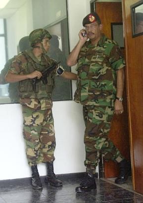 Министр обороны генерал Гарсия Карнейро выходит из помещения в Форте Тиуна, на военнной базе в Каракасе, Венесуэла, в котором предполагаемые  колумбийские полувоенные, которые были обвинены в попытке реализации подрывных действий против венесуэльского правительство, ожидают решения собственной участи в заключении, в воскресенье, 9 мая 2004 г. Президент Венесуэлы Уго Чавес утверждал, что аресты явились очевидным доказательством заговора против правительства этой ведущей нации - нефтепроизводителя, в который были вовлечены кубинские и венесуэльские эмигранты  во Флориде и пограничных районах Колумбией. Фото и аннотация: Лесли Мазох, агентство Ассошэйтед Пресс, воскресенье, 9 мая 2004 г., 14 ч. 40 мин. всемирного времени