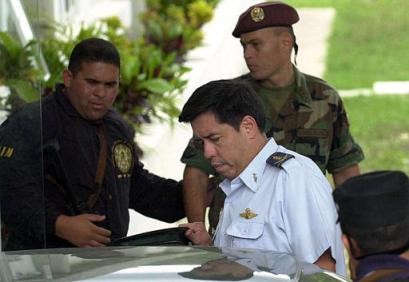 Полковник военно-воздушных сил Венесуэлы Педро Пико Герреро, допрашиваемый военными обвинителями в навоенной базе Форт Тиуна в Каракасе, Венесуэла, в среду, 12 мая 2004 г. В настоящее время  приблизительно 90 бойцов предполагаемых колумбийских полувоенных формирований, по крайней мере три действующих офицера вооруженных сил, а также гражданские жители были задержаны за то, что как предполагают, участвовали в заговоре по свержению правительства Чавеса. Фото и аннотация: Лесли Мазох, агентство Асошиэйтед Пресс, среда, 12 мая 2004 г., 17 ч. 36 мин. всемирного времени.