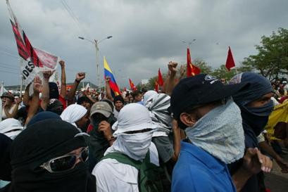 Протестующие маршируют по улицам Картахены в северной Колумбии, чтобы выступить против начала переговоров о свободной торговле между Колумбией и Соединенными Штатами во вторник, 18 мая 2004 г. Колумбия, Эквадор и Перу во вторник начали переговоры по созданию зоны свободной торговли с Соединенными Штатами в Картахене, что вызвало протесты, поскольку сельскохозяйственные и другие защищенные сектора экономики южноамериканских наций будут подвержены потерям рабочих мест. Фото и аннотация: Хавьер Галеано, агентство Ассошиэйтед Пресс, вторник 18 мая, 17 ч. 05 мин. всемирного времени