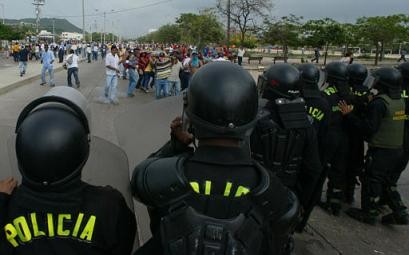 Протестующте бросают вызов антитерористической полиции в ходе марша протеста против начала переговоров о свободной торговле между Колумбией и Соединенными Штатами во вторник, 18 мая 2004 г. Колумбия, Эквадор и Перу во вторник начали переговоры по созданию зоны свободной торговли с Соединенными Штатами в Картахене, что вызвало протесты, поскольку сельскохозяйственные и другие защищенные сектора экономики южноамериканских наций будут подвержены потерям рабочих мест. Фото и аннотация: Хавьер Галеано, агентство Ассошиэйтед Пресс, вторник 18 мая, 17 ч. 42 мин. всемирного времени
