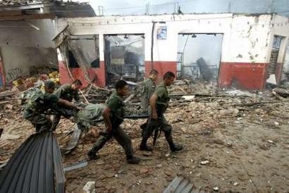 Колумбийские полицейские эвакуируют тело товарища, смертельно раненого в ходе боя против Революционных Вооруженных Сил Колумбии (FARC) в Торибио, рсположенном 600 км к юго-западу от Боготы 14 апреля 2005. Трое полицейских и одна девочка были убиты, и, кроме того, 23 человека, включая восемь полицейских, были ранены в вооружёном столкновении. Фото и аннотация: Эдуардо Муньос, агентство Рейтер, четверг 14 апреля 2005 г., 09 ч. 57 мин. всемирного времени