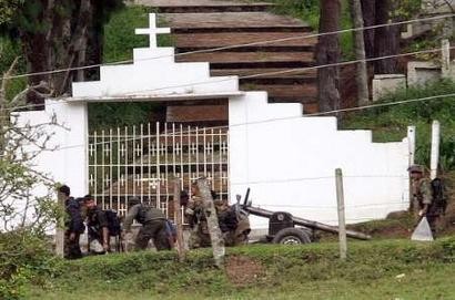 Повстанцы Революционных Вооруженных Сил Колумбии (FARC) несут самодельную пусковую установку для ракет после боя против колумбийских полицейских в Торибио, расположенном в 600 км к юго-западу от Боготы 14 апреля 2005 г. Трое полицейских и одна девочка были убиты, и, кроме того, 23 человека, включая восемь полицейских, были ранены в вооружёном столкновении. Фото и аннотация: Эдуардо Муньос, агентство Рейтер, четверг 14 апреля 2005 г., 08 ч. 04 мин. всемирного времени