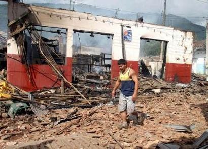 Колумбийский житель идет возле дома, разрушенного в ходе боя с повстанцами в Торибио, расположенном в 600 км к юго-западу от Боготы 14 апреля 2005 г. В ходе нападения повстанцев Революционных Вооруженных Сил Колумбии (FARC) были убиты трое полицейских и девочка, и, кроме того, 23 человека, включая восемь полицейских, были ранены в вооружёном столкновении. Фото и аннотация: Эдуардо Муньос, агентство Рейтер, четверг 14 апреля 2005 г., 08 ч. 16 мин. всемирного времени
