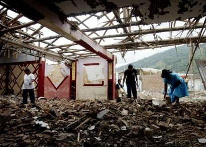 18 апреля 2005 г. колумбийские жители города Торибио проверяют то, что осталось от дома, разрушенного в ходе столкновений на прошлой неделе. Отряды колумбийской армии и повстанцы FARC сражаются около Торибио, где на прошлой неделе трое полицейских и мальчик были убиты, и, кроме того, 30 человек были ранены. Фото и аннотация: Эдуардо Муньос, агентство Рейтер, понедельник 18 апреля 2005 г., 06 ч. 52 мин. всемирного времени