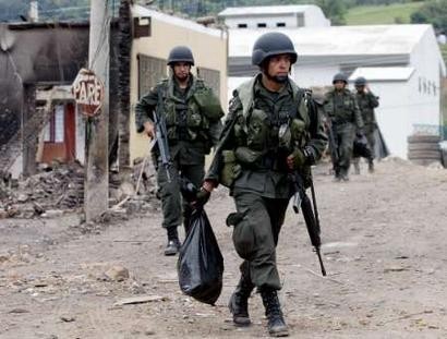 Колумбийский полицейский патруль движется через разрушенный город Торибио 18 апреля 2005. В окрестностях Торибио колумбийская армия и Национальня полиция в течение прошедшей недели вели бои против повстанцев Революционных Вооруженных Сил Колумбии (FARC), в ходе которых четверо человек были убиты, и, кроме того, 30 человек были ранены в столкновениях. Фото и аннотация: Эдуардо Муньос, агентство Рейтер, понедельник 18 апреля 2005 г., 07 ч. 04 мин. всемирного времени