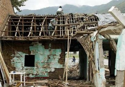 20 апреля 2005 г. колумбийские крестьяне работают на их доме, разрушенном в ходе боя в Торибио. В окрестностях Торибио колумбийская армия и Национальня полиция в течение семи дней вели бои против повстанцев Революционных Вооруженных Сил Колумбии (FARC), в ходе которых четверо человек были убиты, и, кроме того, 30 человек были ранены в столкновениях. Фото и аннотация: Эдуардо Муньос, агентство Рейтер, среда 20 апреля 2005 г., 04 ч. 15 мин. всемирного времени.