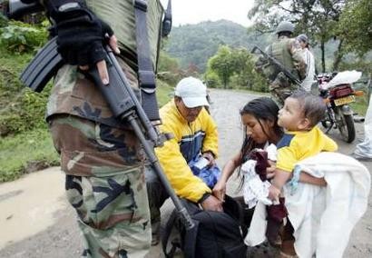 Колумбийские солдаты осматривают имущество крестьян около Торибио, при их бегстве из департамента Каука 23 апреля 2005 г. Колумбийские солдаты в течение недели вели бои с Революционными Вооруженными Силами Колумбии, известной под испанской аббревиатурой FARC, в населенных пунктах по всей стране, в которых, по меньшей мере, четыре человека были убиты и ранены более 50. Фото и аннотация: Эдуардо Муньос, агентство Рейтер, суббота 23 апреля 2005 г., 12 ч. 57 мин. всемирного времени