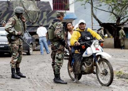 Колумбийские солдаты беседуют с крестьянами около Торибио, что в департаменте Каука, 23 апреля 2005 г. Колумбийские солдаты в течение недели вели бои с Революционными Вооруженными Силами Колумбии, известной под испанской аббревиатурой FARC, в населенных пунктах по всей стране, в которых, по меньшей мере, четыре человека были убиты и ранены более 50. Фото и аннотация: Эдуардо Муньос, агентство Рейтер, среда 20 апреля 2005 г., 12 ч. 54 мин. всемирного времени
