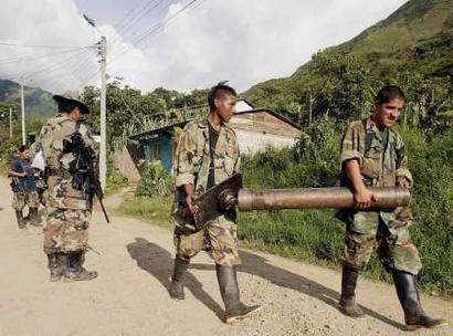 На этой фотографии, сделанной 23 апреля 2003 г., повстанцы Революционных Вооруженных Сил Колумбии (FARC) несут самодельное орудие в Такэйо, в 14 км от Торибио, что в департаменте Каука. В окрестностях Торибио колумбийская армия и Национальная полиция в течение двенадцати дней вели бои против повстанцев Революционных Вооруженных Сил Колумбии (FARC), в ходе которых четверо человек были убиты, и, кроме того, 50 человек были ранены в столкновениях. Фото и аннотация: Эдуардо Муньос, агентство Рейтер, воскресенье 24 апреля 2005 г., 03 ч. 44 мин. всемирного времени