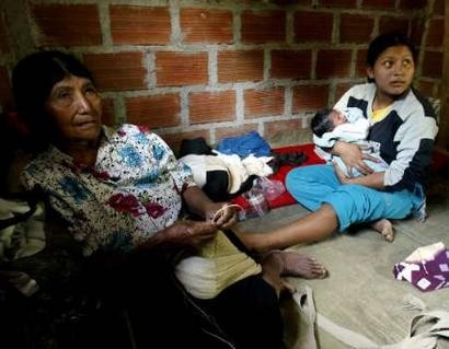 На этой фотографии, сделанной 23 апреля 2003 г., колумбийские крестьяне - беженцы в ожидании в доме около Такуэйо, в 14 км от Торибио, что в департаменте Каука. В окрестностях Торибио колумбийская армия и Национальная полиция в течение двенадцати дней вели бои против повстанцев Революционных Вооруженных Сил Колумбии (FARC), в ходе которых четверо человек были убиты, и, кроме того, 50 человек были ранены в столкновениях. Фото и аннотация: Эдуардо Муньос, агентство Рейтер, воскресенье 24 апреля 2005 г., 15 ч. 44 мин. всемирного времени