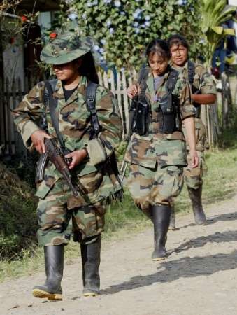 На этой фотографии, сделанной 23 апреля 2003 г., повстанцы Революционных Вооруженных Сил Колумбии (FARC) патрулируют Такуэйо, в 14 км от Торибио, что в департаменте Каука. В окрестностях Торибио колумбийская армия и Национальная полиция в течение двенадцати дней вели бои против повстанцев Революционных Вооруженных Сил Колумбии (FARC), в ходе которых четверо человек были убиты, и, кроме того, 50 человек были ранены в столкновениях. Фото и аннотация: Эдуардо Муньос, агентство Рейтер, воскресенье 24 апреля 2005 г., 15 ч. 43 мин. всемирного времени. 