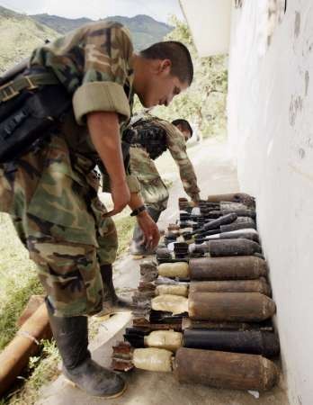 На этой фотографии, сделанной 23 апреля 2003 г., повстанцы Революционных Вооруженных Сил Колумбии (FARC) разворачивают минометы в Такуэйо, в 14 км от Торибио, что в департаменте Каука. В окрестностях Торибио колумбийская армия и Национальная полиция в течение двенадцати дней вели бои против повстанцев Революционных Вооруженных Сил Колумбии (FARC), в ходе которых четверо человек были убиты, и, кроме того, 50 человек были ранены в столкновениях. Фото и аннотация: Эдуардо Муньос, агентство Рейтер, воскресенье 24 апреля 2005 г., 15 ч. 38 мин. всемирного времени, фото сделано 23 апреля 2005 г. 
