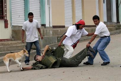 Сельские жители Торибио волочат тело полицейского, убитого в ходе нападения повстанцев на Торибио, что в 240 милях к юго-востоку от Боготы, в четверг 14 апреля 2005 г. Повстанцы Революционных Вооруженных Сил Колумбии, FARC; атаковали удаленный поселок и несколько отделений полиции на юго-востоке Колумбии в четверг, убив трех полицейских и ранив восемь других. Фото и аннотация: Инальдо Перес, Агентство Ассошиэйтед Пресс, четверг 14 апреля 07 ч. 15 мин. всемирного времени
