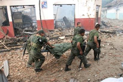 Полицейские несут тело товарища, раненного в ходе нападения повстанцев на Торибио, что в 240 милях к юго-востоку от Боготы, в четверг 14 апреля 2005 г. Повстанцы Революционных Вооруженных Сил Колумбии, FARC, атаковали удаленный поселок и несколько отделений полиции на юго-востоке Колумбии в четверг, убив трех полицейских и ранив восемь других. Фото и аннотация: Инальдо Перес, Агентство Ассошиэйтед Пресс, четверг 14 апреля 07 ч. 28 мин. всемирного времени