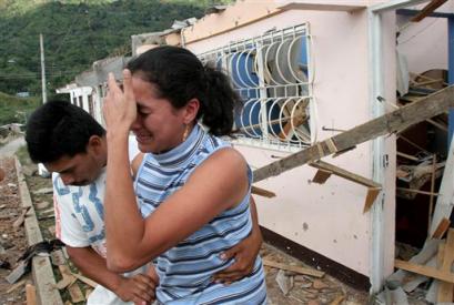 Местные жители оставляют свои дома, разрушенные в ходе нападения повстанцев на Торибио, что в 240 милях к юго-востоку от Боготы, в четверг, 14 апреля 2005 г. Множество повстанцев Революционных Вооруженных Сил Колумбии, или FARC, окружили деревню, открыв огонь из автоматического оружия и минометов. Повстанцы атаковали удаленный поселок и несколько отделений полиции на юго-востоке Колумбии в четверг, убив трех полицейских и ранив восемь других. Фото и аннотация: Инальдо Перес, Агентство Ассошиэйтед Пресс, четверг 14 апреля 07 ч. 37 мин. всемирного времени.