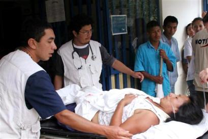 Медицинские работники несут индейскую женщину, раненую в ходе атаки повстанцев на Торибио, что в 240 милях к юго-востоку от Боготы, в четверг 14 апреля 2005 г. Повстанцы Революционных Вооруженных Сил Колумбии, FARC, атаковали удаленный поселок и несколько отделений полиции на юго-востоке Колумбии в четверг, убив трех полицейских и ранив восемь других. Фото и аннотация: Инальдо Перес, Агентство Ассошиэйтед Пресс, четверг 14 апреля 07 ч. 55 мин. всемирного времени.