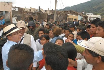 Эта фотография, опубликованная официальным агентством печати Колумбии, демонстрирует Президента Альваро Урибе, слева, беседующего с жителями Торибио, что в 240 милях к юго-западу от Боготы, в пятницу, 15 апреля 2005 г. Урибе совершил поездку по Торибио спустя день после того, как приблизительно 150 повстанцев обстреляли деревню из самодельных ракетных установок и штурмовых винтовок, убив по меньшей мере трех полицейских и 9-летнего мальчика и оставив ранеными больше дюжины человек. Фото и аннотация: Фернандо Руис, Агентство Ассошиэйтед Пресс со ссылкой на Эс-Эн-И, пятница 15 апреля 18 ч. 35 мин. всемирного времени