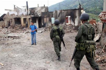 Полицейские патрулируют город Торибио, что в 240 милях к юго-востоку от Боготы, после того, как он был серьезно поврежден в ходе атаки левых повстанцев в понедельник, 18 апреля 2005 г. Как заявили власти, повстанцы Революционных Вооруженных Сил Колумбии, или FARC, совешили вчера атаку на Торибио, на тот же самый город, который они атаковали только три дня до этого случая, убив по крайней мере одного полицейскего. Фото и аннотация: Инальдо Перес, Агентство Ассошиэйтед Пресс, понедельник 18 апреля, 17 ч. 36 мин. всемирного времени