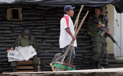 Местные жители прогуливаются перед полицейской баррикадой в Торибио, в 240 милях к юго-западу от Боготы, в среду, 20 апреля 2005 г. С четверга повстанцы Революционных Вооруженных Сил Колумбии, или FARC, напали на Торибио дважды. Фото и аннотация: Инальдо Перес, Агентство Ассошиэйтед Пресс, среда 20 апреля, 17 ч. 34 мин. всемирного времени