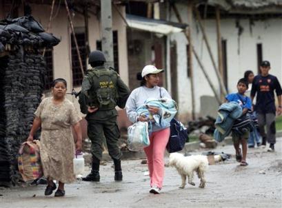 Жители возвращаются к своим домам после бегства от атаки повстанцев на Торибио, Колумбия, что в 240 милях к юго-западу от Боготы, в среду, 20 апреля 2005 г.   Больше половины из 3 000 жителей Торибио возвратились в деревню в среду утром от близлежащих убежищ, оставив их снова несколько часов спустя спустя , опасаясь, что Революционные Вооруженные Силы Колумбии, или FARC, будут вновь атаковать город. Фото и аннотация: Инальдо Перес, Агентство Ассошиэйтед Пресс, четверг 21 апреля, 14 ч. 49 мин. всемирного времени
