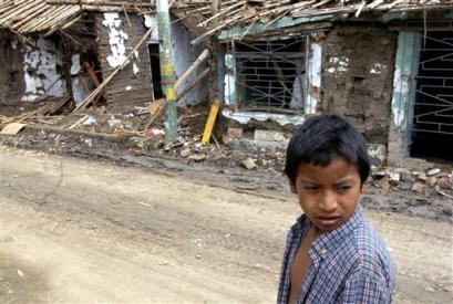 В Торибио, Колумбия, в субботу, 23 апреля 2005 г., мальчик, примерно восьми лет, называющий себя Мемо, стоит перед двумя зданиями, которые были разрушены ракетами повстанцев на прошлой неделе. Один 9-летний мальчик погиб в ходе столкновений. Более 20 домов и коммерческих лавок были разрушены или повреждены после попытки мятежниками Революционных Вооруженных сил Колумбии, или FARC, взять под свой контроль этот маленький, индийский город. Фото и аннотация: Зоя Сельская, Агентство Ассошиэйтед Пресс, воскресенье 24 апреля, 11 ч. 32 мин. всемирного времени