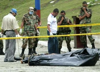 Тела шести повстанцев FARC, убитых в бою, демонстрируются прессе армейскими офицерами и прокурорами в муниципалитете Бельо, что в департаменте Антиокья 17 апреля 2005 г. По меньшей мере, 10 повстанцев Революционных Вооруженных Сил Колумбии (FARC) погибли в столкновениях с правительственными отрядами. Фото и аннотация: Альбейро Лопера, агентство Рейтер, воскресенье, 17 апреля 2005 г., 13 ч. 35 мин. всемирного времени