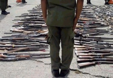 Более 2 000 единиц оружия, предназначенного для колумбийских повстанцев FARC, уложено на землю перед тем, как быть уничтоженными полицией в Панама Сити, Панама, 19 апреля 2005 г. Ручное оружие и более тяжелые автоматы были сожжены в Панама Сити. Фото и аннотация: Альбейрто Лоуэ, агентство Рейтер, вторник, 19 апреля 2005 г., 12 ч. 53 мин. всемирного времени