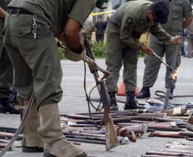 Более 2 000 единиц оружия, предназначенного для колумбийских повстанцев FARC, уложено на землю перед тем, как быть уничтоженными полицией в Панама Сити, Панама, 19 апреля 2005 г. Ручное оружие и более тяжелые автоматы были сожжены в Панама Сити. Фото и аннотация: Альбейрто Лоуэ, агентство Рейтер, вторник, 19 апреля 2005 г., 12 ч. 54 мин. всемирного времени