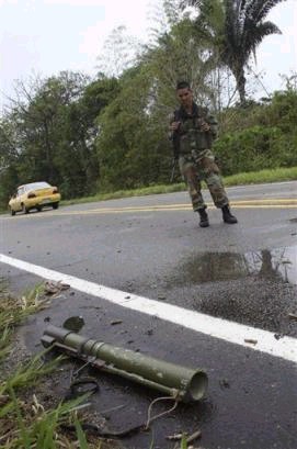 Солдат осматривает пусковую установку ракеты, оставленную на участке, где побывали марксистские повстанцы, заманившие в засаду военный конвой и убившие 17 колумбийских солдат в Таме, что в Северо-Восточной Колумбии, в четверг, 7 апреля 2005 г. Конвой двигался в среду вечером на транспортных средствах по дороге в Арауку, богатый нефтью департамент, которая используется партизанами для контрабанды наркотиков и оружия через гранцу с Венесуэлой, и на которой конвой подвергся ударам орудийного огня и взрывчатых веществ повстанцев Революционных Вооруженных Сил Колумбии, FARC. Фото и аннотация: агентство Ассошиэйтед Пресс, четверг, 07 апреля 2005 г., 15 ч. 47 мин. всемирного времени