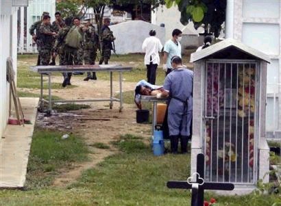 Рабочие морга несут на кладбище тело одного из 17 солдат, убитых левыми повстанцами в Таме, что в северо-восточном государстве департаменте Араука, в четверг, 7 апреля 2005 г. Семнадцать солдат были убиты в среду вечером, когда военный конвой попал в засаду, устроенную повстанцами Революционных Вооруженных Сил Колумбии, FARC. Фото и аннотация: агентство Ассошиэйтед Пресс, четверг, 07 апреля 2005 г., 16 ч. 23 мин. всемирного времени